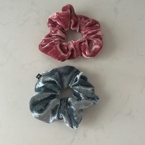 VS Pink Velvet Scrunchie Set (2)